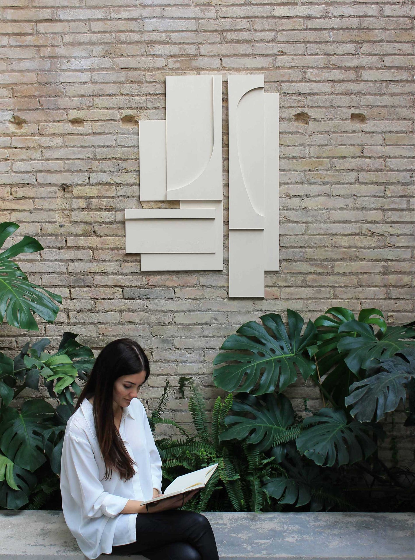 Teresa Darocas fotografiada con su obra: Butanta. Escultura de pared. Arte abstracto original.