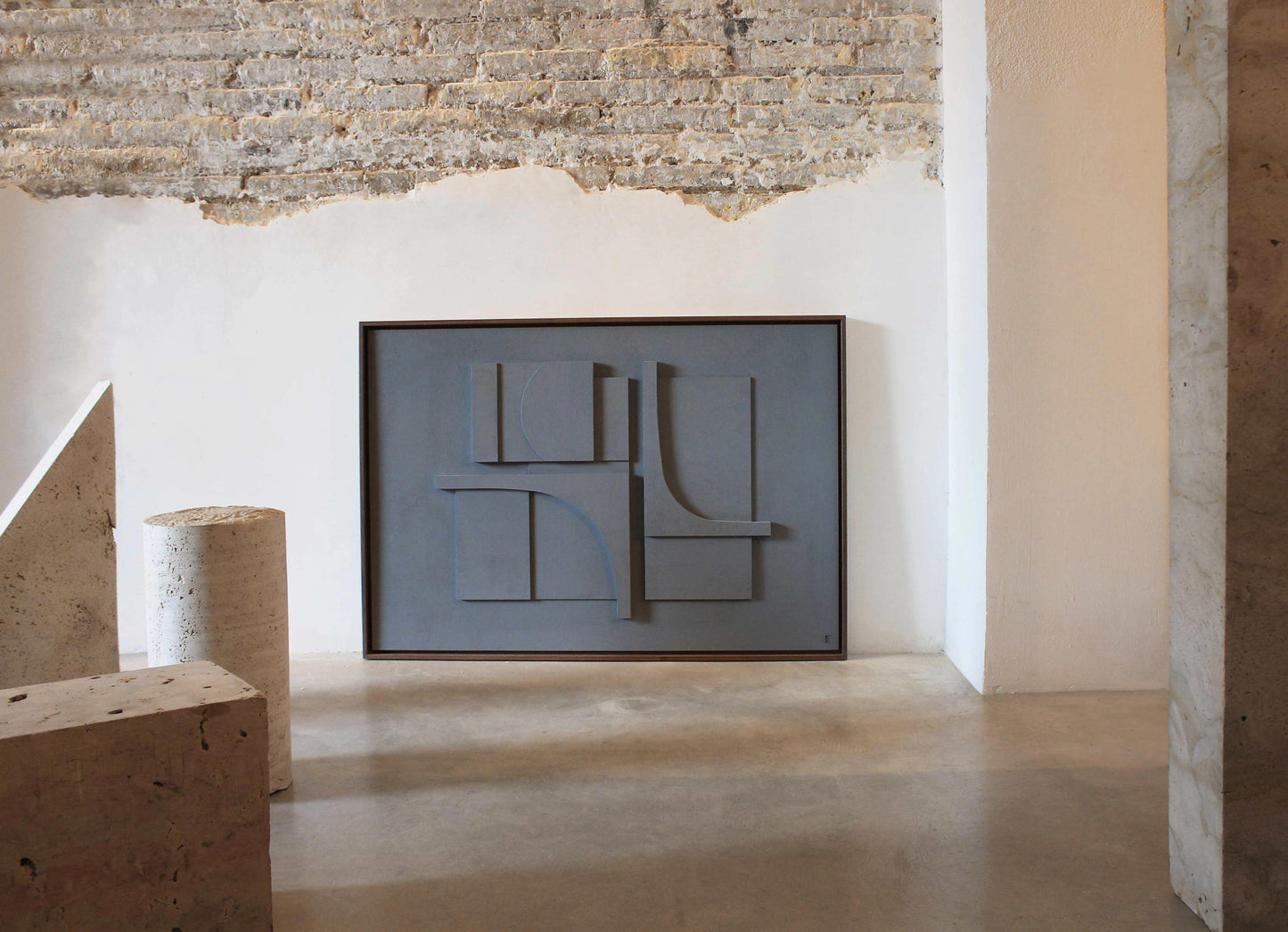 Arte contemporáneo por la artista valenciana Teresa Darocas. Cuadro grande color azul grisáceo. Combina líneas rectas y curvas, se trabaja en relieve y se pinta con una mezcla de pintura y arenas que otorga textura a la obra.