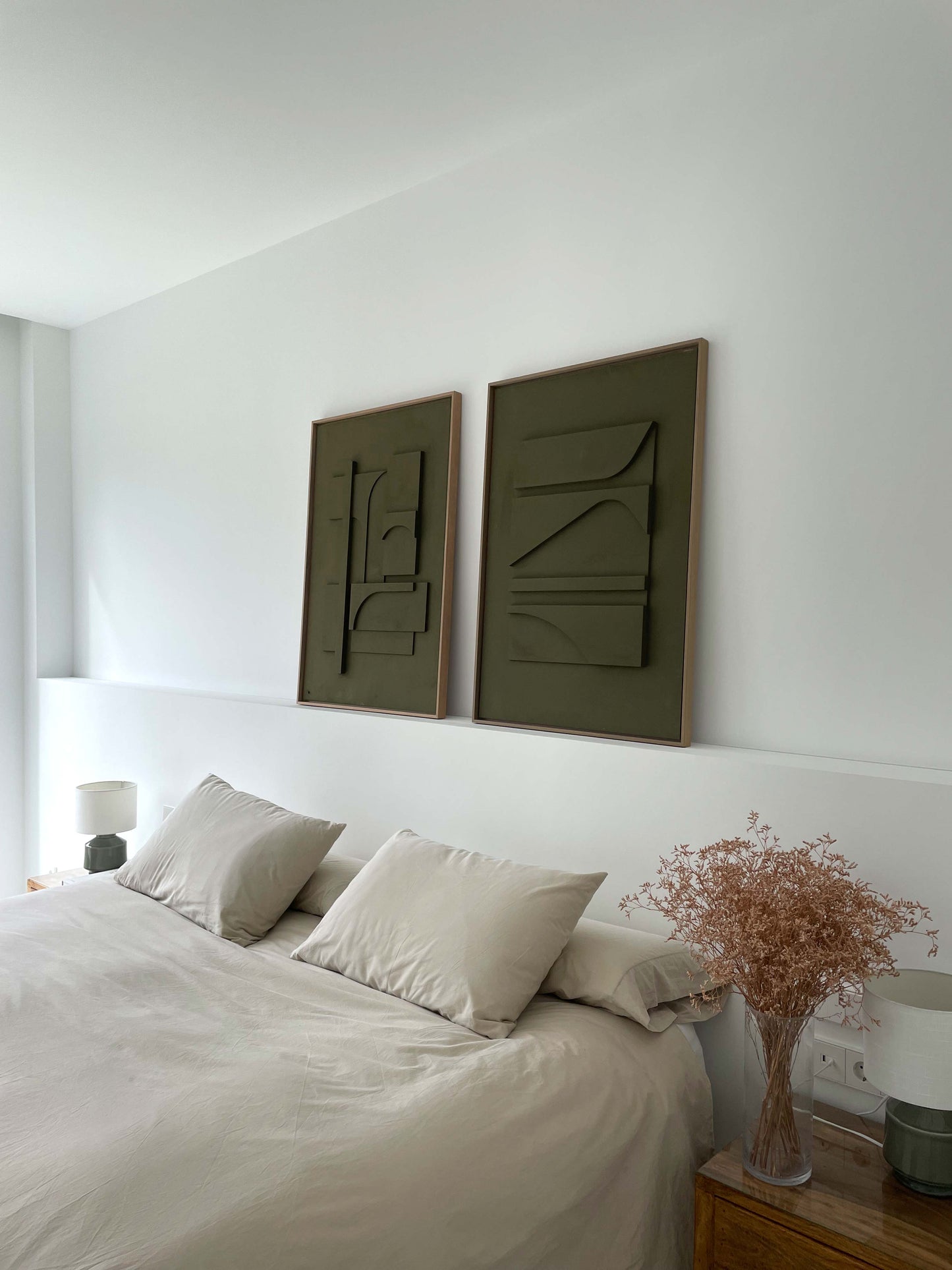 Pareja de 2 cuadros verdes en dormitorio de estilo mediterráneo.