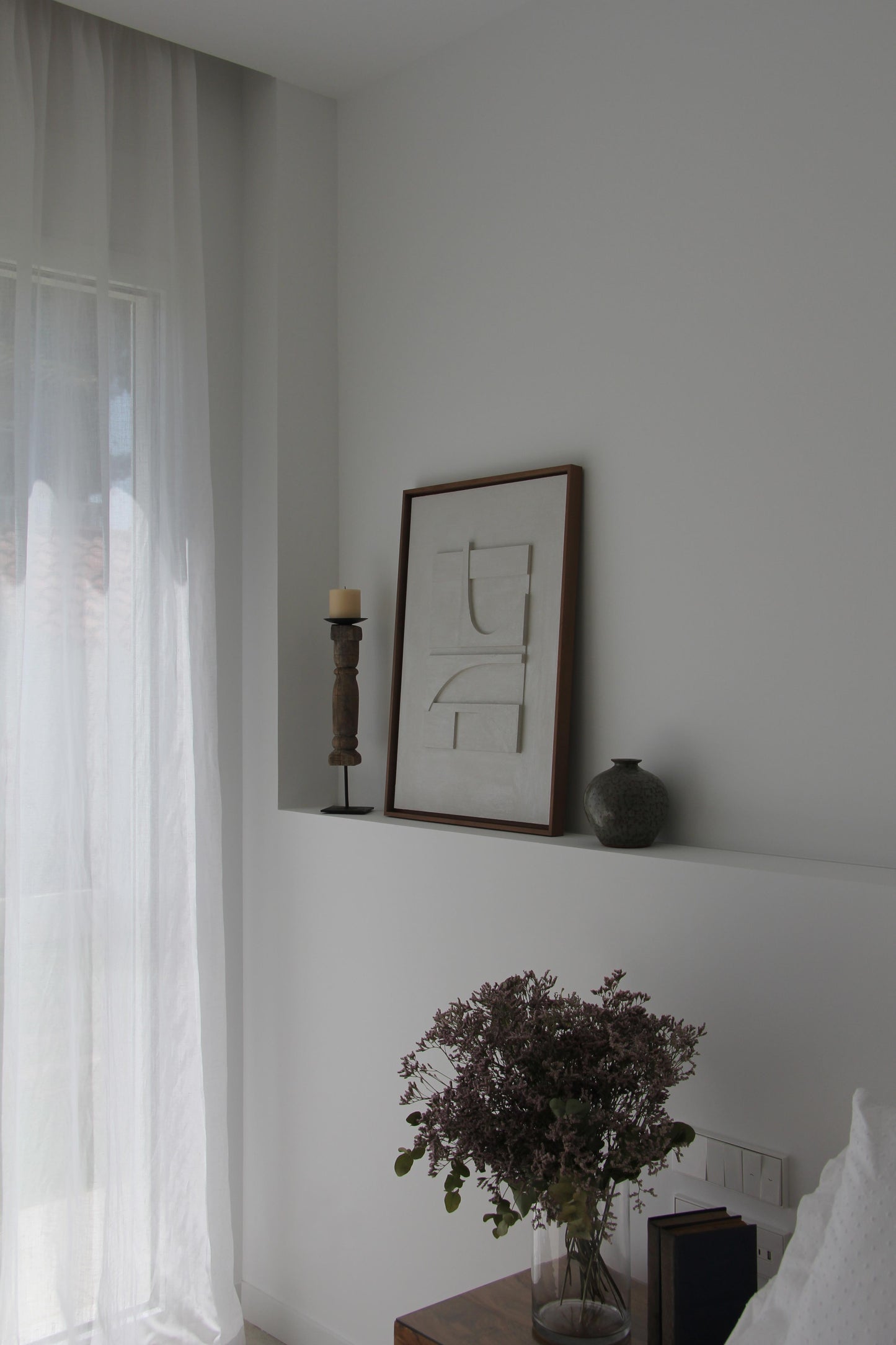 Cuadro blanco en dormitorio de estilo mediterráneo contemporáneo.