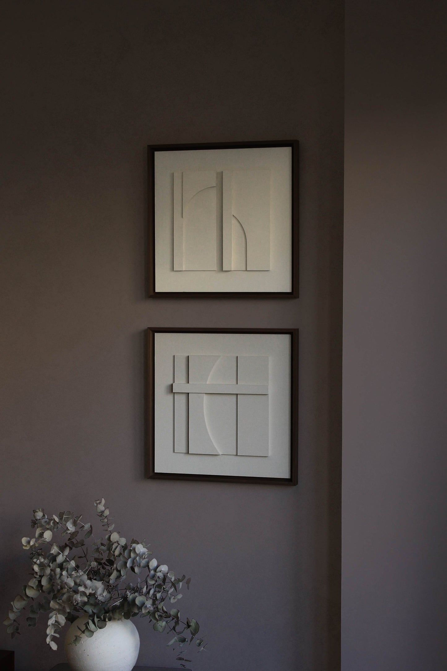 Pareja de cuadros blancos, abstractos. Set de dos obras en vertical. Arte original por Teresa Darocas, artista valenciana.