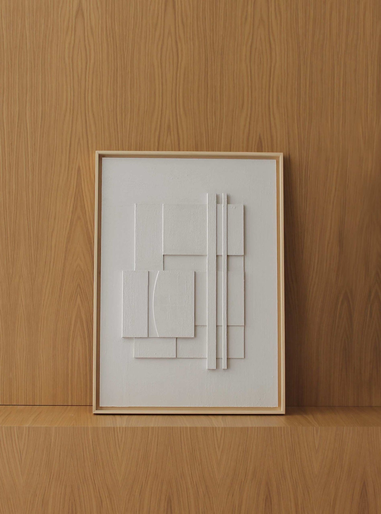 Cuadro abstracto blanco mediano para salón o dormitorio. Diseño conceptual y geométrico ideal para casas contemporáneas.