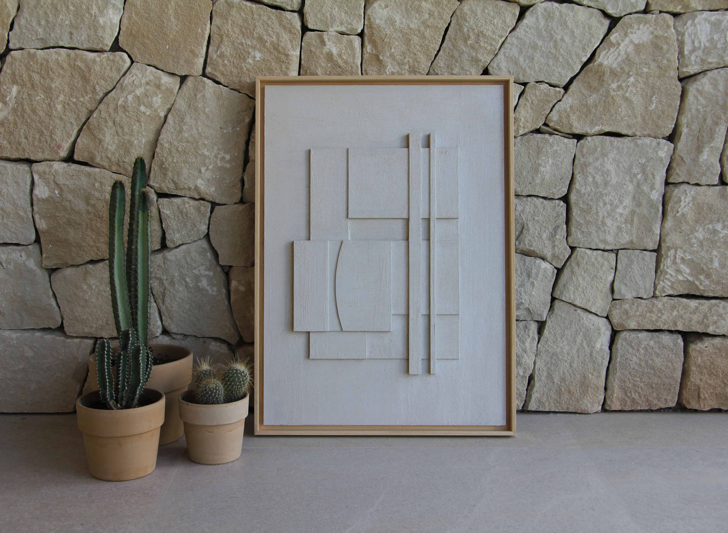 Cuadro blanco con textura suave y líneas geométricas.
