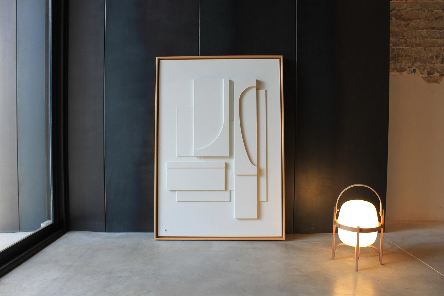 Arte abstracto por Teresa Darocas. Cuadro grande blanco enmarcado en madera natural. Líneas sencillas y geométricas para casas minimalistas y modernas. Perfecto para salón.