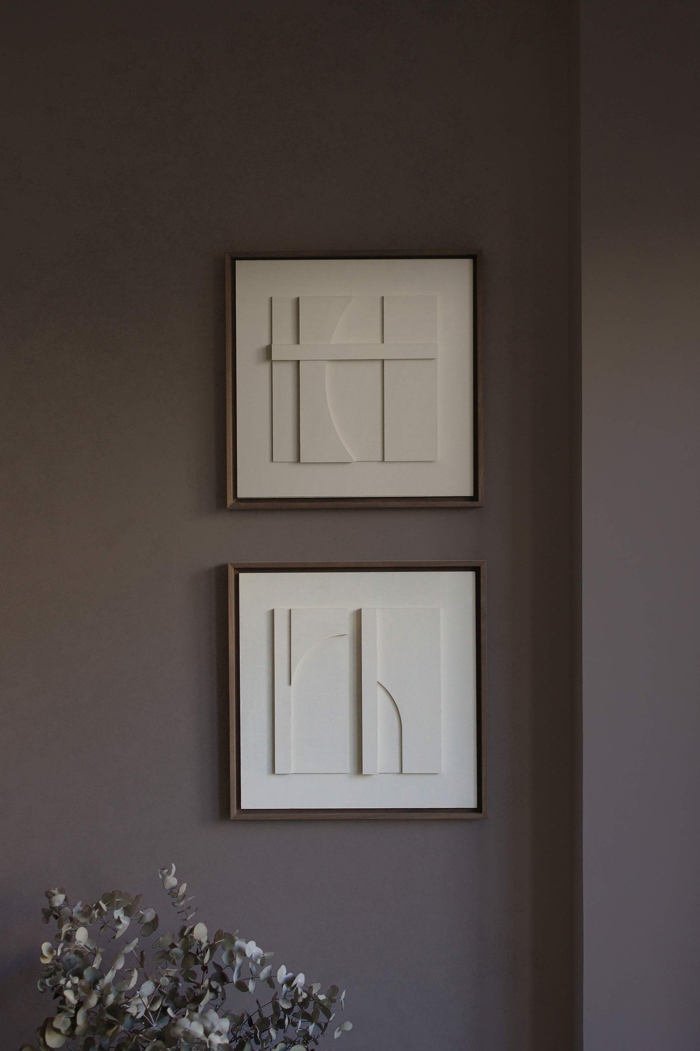 Cuadros en pareja. Set de 2 obras en color blanco, enmarcadas en madera natural de mansonia.