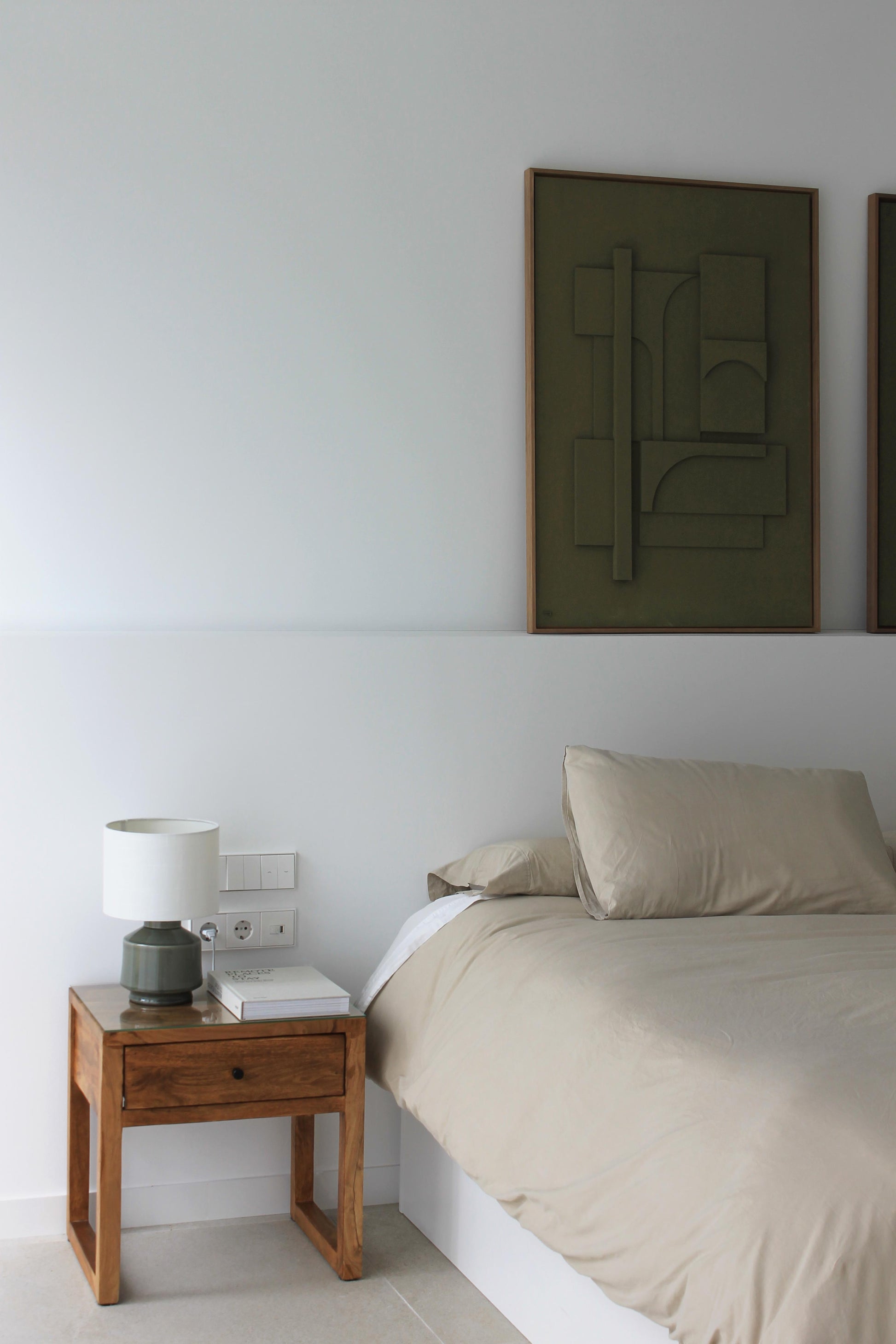 Cuadro grande original en color verde oliva por la artista valenciana: Teresa Darocas. Fotografía en un dormitorio de estilo mediterráneo.