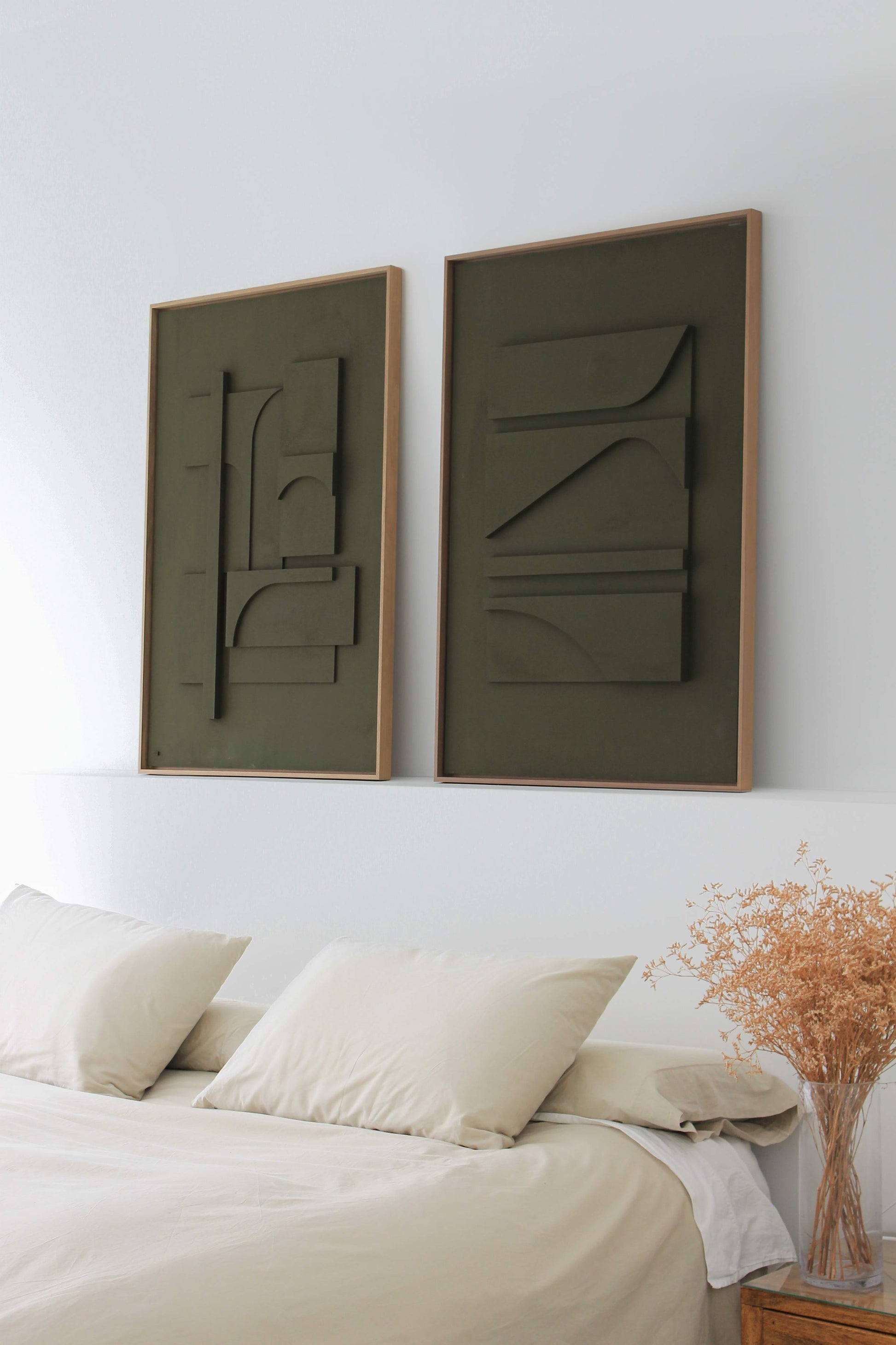 Set de dos cuadros verdes en dormitorio de estilo mediterráneo